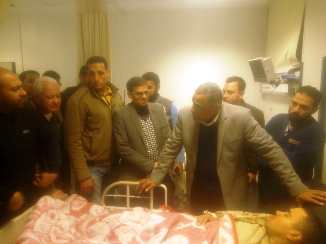 محافظ مطروح يطمئن  على مصابي حادث انقلاب القطار بمستشفى الضبعة (1)